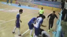 Sevincini Abartan Oyuncu Taraftarı Yere Vurdu