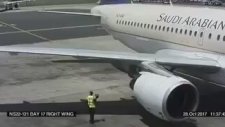Jet Motorunun Arkasına Geçen Talihsiz Çalışan!