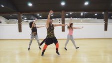 Pelearnos un Ratico Eşliğinde Zumba