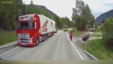 Volvo Sürücüsü Sayesinde Kamyonun Altında Kalmaktan Kurtulan Çocuk