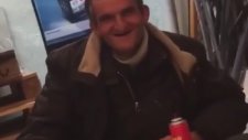 Ağzından Çıkarttığı Alev ile Pet Şişe Eriten Çılgın Adam