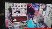 Eczaneye Palalar ve Döner Bıçaklarıyla Saldırmak