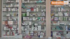 Eczaneye Uçan Tekme ile Camı Kırıp İçeriye Giren Hırsız Kamerada