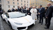Papa Francesco'ya Lamborghini Hediye Edildi