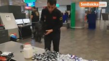 Havalimanında Ekmek Arasında Kaçak Sigara Şoku