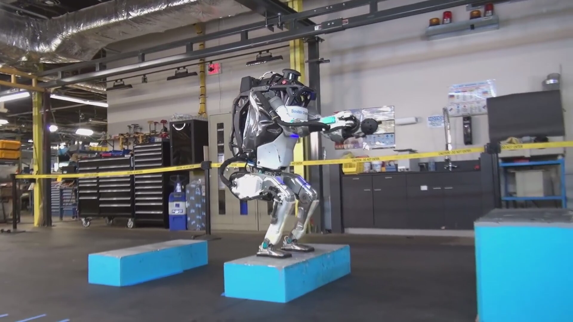 Робот видео. Атлас Бостон Динамикс. Робот-паркурщик Atlas от Boston Dynamics. Бостон Дайнемикс Atlas. Кувыркающиеся роботы Boston Dynamics.