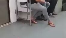 Metroda İdrar Yapan Sarışın Kadın