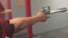 Yaşlı Adam Ateş Etmek İsterken Silah Namlusu Elinde Patlıyor