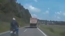 Motosikletin Rüzgarıyla Devrilen Kamyon