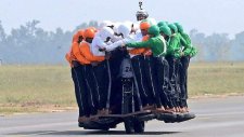 Hindistan'da Motosiklete 58 Kişi Bindi