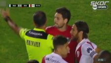 Futbol Kurallarını Unutan Kaleci Takımını Yaktı