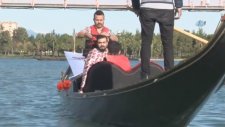 Nehir Ortasında Gondolda Tıraş Keyfi