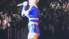 Katy Perry'nin Vurduğu Top Hayranının Yüzünde Patladı