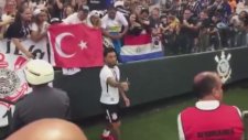 Colin Kazım'dan Türk Bayrağı ile Şampiyonluk Kutlaması