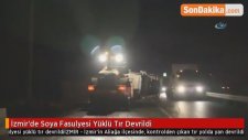 İzmir'de Soya Fasulyesi Yüklü Tır Devrildi