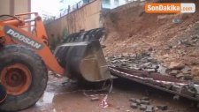 İstinat Duvarı Çöktü, Araçlar Toprak Altında Kaldı