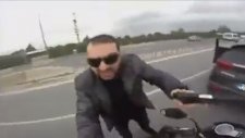 Korna Çalan Motorcuya Silah Çeken Maganda