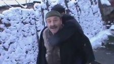 Babasını Sırtında Camiye Götüren Hayırlı Evlat