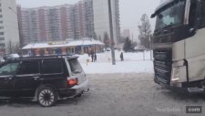Kara Saplanan TIR'ı Subaru Cip İle Çekmek