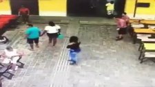 Fareye Şut Çekip Kadını Vuran Garson