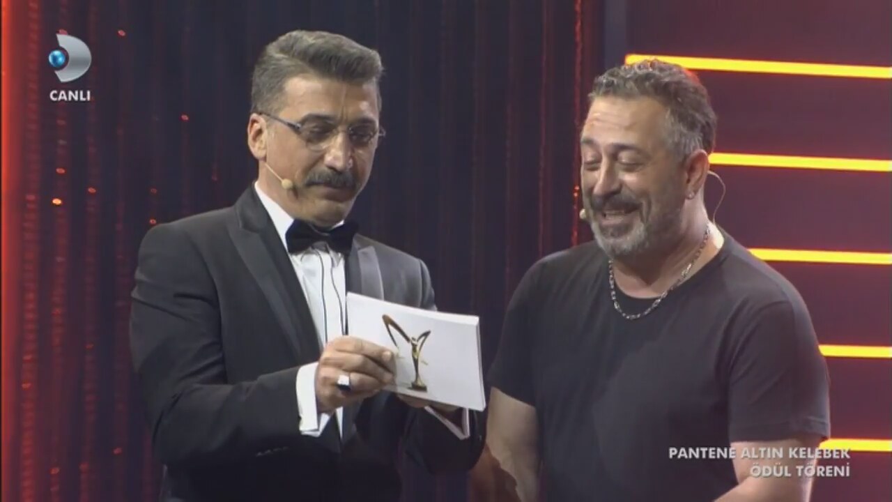 Cem Yılmaz deney yaptı Espriler havada uçtu Cem Yılmaz deney yaptı Espriler havada uçtu