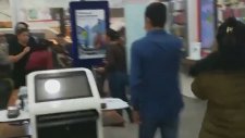 Telefon mağazasına sıçan kadın