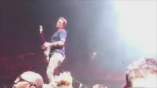 Queens of the Stone Age'in Solisti Fotoğrafçıya Tekme Attı