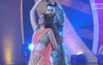 Arjit Taneja dan Mrunal Thakur - Manwa Lagee Dance