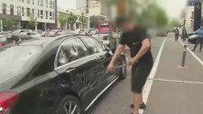 Mercedes Arabasını Demir Sopayla Hurdaya Çevirdi