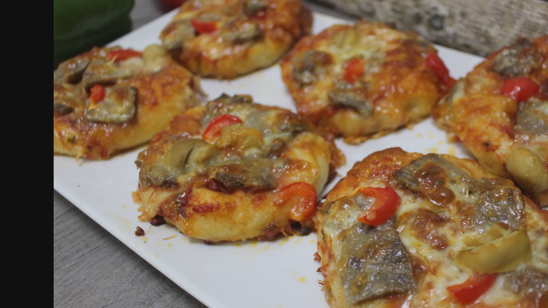 Ekmek Üstü Pizza Tarifi Videosu Ekmek Üstü Pizza Tarifi Videosu