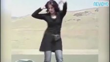 İranlı Kadının Olay Olan Dansı