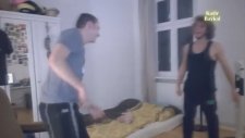 İki Arkadaş'dan Muhteşem Ping-Pong Taklidi
