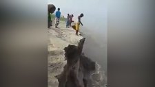 Uçurumdan Toprak Kayması İle Denize Düşen Adam