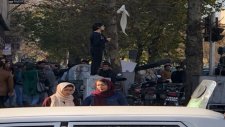 İran'da Başını Açarak Protesto Yapan Kadın
