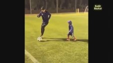 Kagawa Çalımlarla Küçük Çocuğu Ağlatması