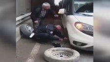 Yolda Kalan Vatandaşın Lastiğini Değiştiren Trafik Polisi