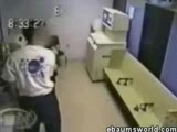 tek başına üç polise tekme tokat daldı