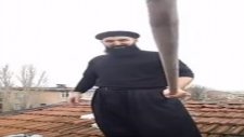 Noel Baba'yı Çatıda Sopayla Bekleyen Adam