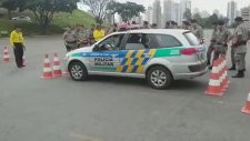 Polis Arabasının Dar Alandan Çıkışı