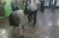 Oynarken Donu Düşen Kadın