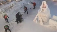 Gemideki Buzları Kırmaya Çalışan Mürettebat