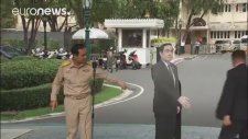 Basına Maketini Bırakıp Ona Sorun Diyen Tayland Başbakanı