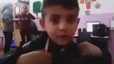İngilizce Arapça Karışık Kaset Yüklenen Çocuk