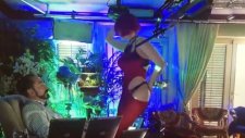 Kırmızı İç Çamaşırıyla Dans Eden Kedicik