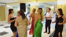 Dekoltesinden Taşan Göğüsleri İle Düğünün Yıldızı Olan Abla