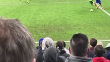 Chelsea Taraftarı Sahaya Girdi, Sigara Paketini Düşürdü Sonra İse...