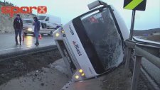 Beşiktaş Taraftarını Taşıyan Otobüs Refüje Devrildi