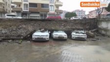 İstinat Duvarı Çöktü, 4 Araç Zarar Gördü