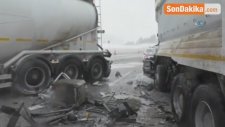 Karayolları Ekibi ile Tır Yoğun Tipi Sonucu Çarpıştı: 3 Yaralı