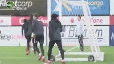 Beşiktaş'ın yeni transferi Larin ilk golünü attı!